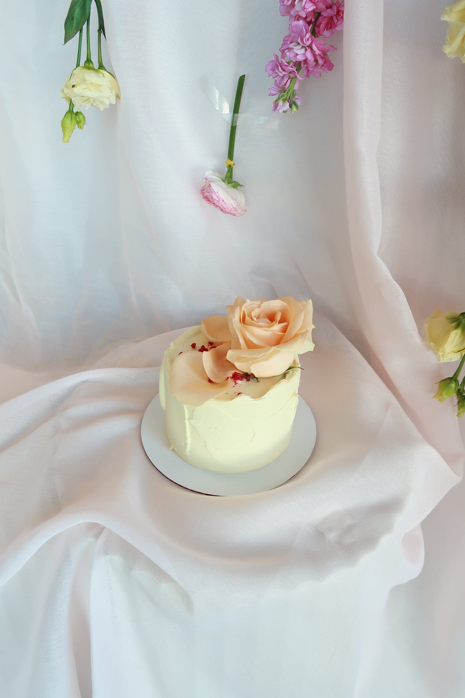 Bakerika x Studio Frö Äitienpäivä-kakku ja kukkakimppu