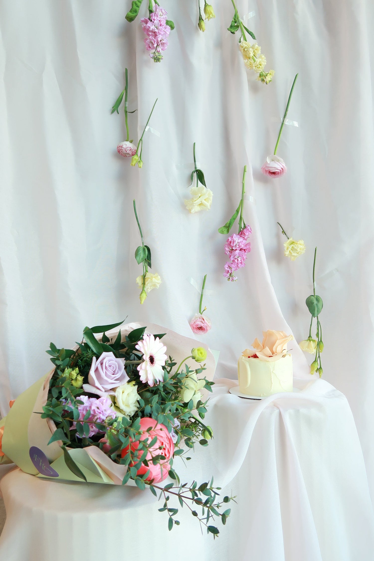 Bakerika x Studio Frö Äitienpäivä-kakku ja kukkakimppu